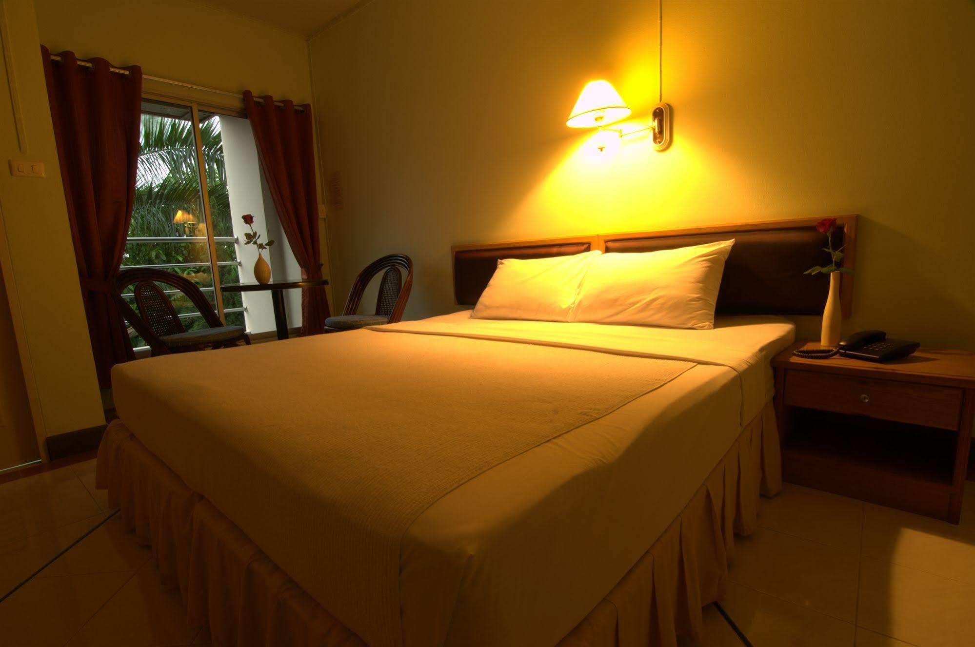 Boonthavon Aparthotel Chiang Mai Exterior photo